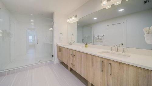 Luxury Waterfront Penthouse with Amenities and Services - Foto 5