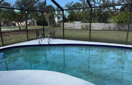 Cool ranch home with heated pool near beach - Foto 2