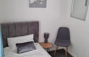 Entire House - Cheshire Oaks/Ellesmere Port - Photo 8