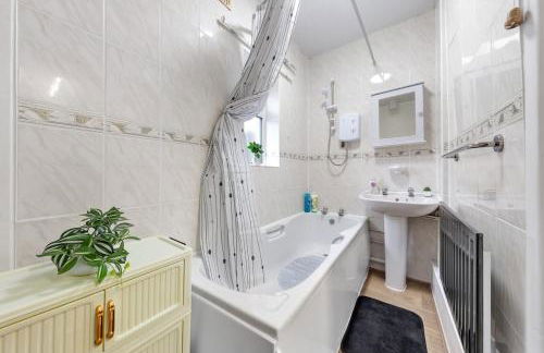 Spacious 3 beds home Close to Southampton GENERAL HOSPITAL - sleep 9 - Free Parking - Pool table - 2 Large TVs - Foto 26