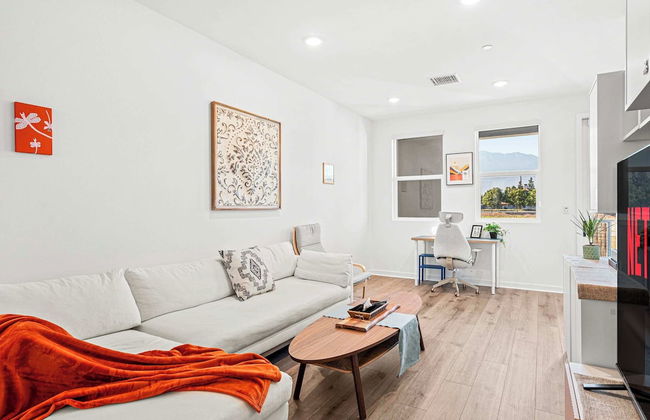 Chic Modern Retreat With Stunning Views 1360 Sqft - Photo 23