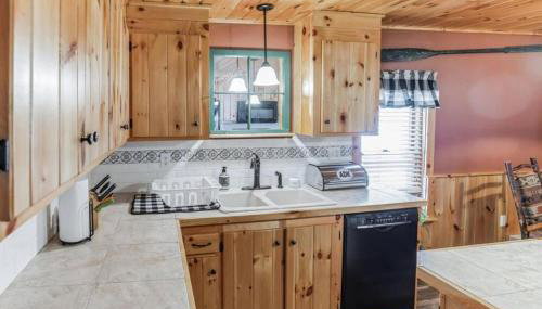 4 BDRM - Hot Tub - Fire Pit - Foto 5, pet friendly, minibar