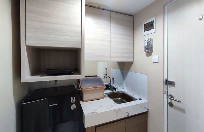 Comfortable And Modern 1Br Without Living Room At Amartha View Apartment - Foto 7