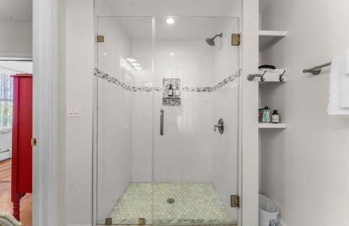 Coastal Victorian Home Walk to Downtown - Foto 25