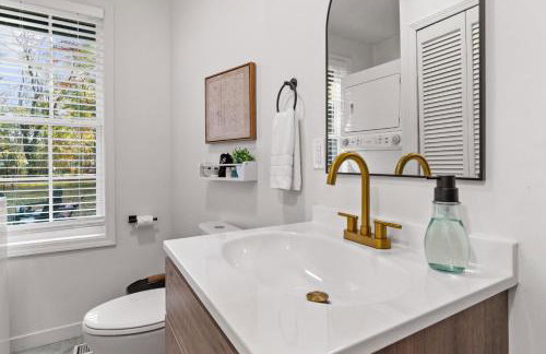 Game Room and Huge Yard with Fire Pit Yard Games and BBQ Near UE and Downtown - Foto 9