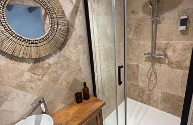 At Stéphanie and Damien's, Charming stone and pool - Foto 23