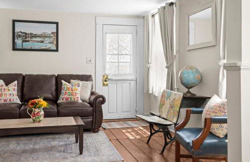 The School House Cottage, Historic 1BR Mystic River Stay Near Seaport - Foto 25