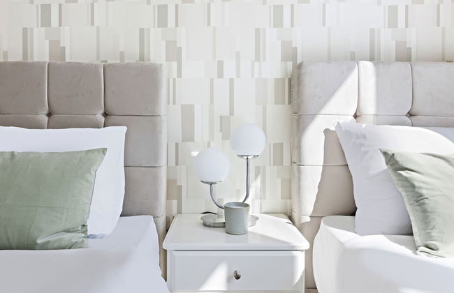 WelHome - Stylish Condo With Cityscape View in Creek Harbour - Photo 10