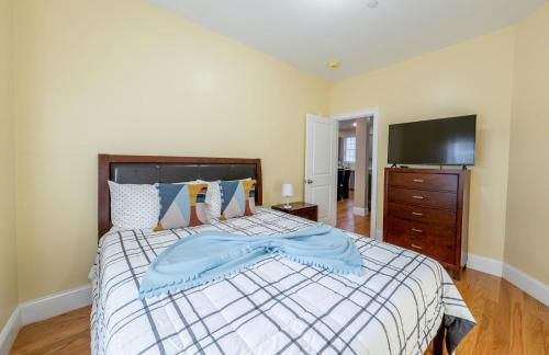 233-1 4BR Boston - Cozy Apt near MBTA Station - Photo 11