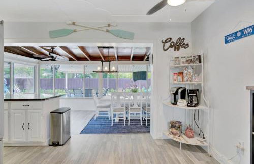Eagle's Way with Firepit Heated Pool and Sunroom Near BEACH - Foto 11