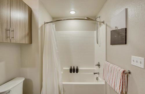 By Seaport Village and Navy Base! Chic Condo with Pool - Foto 22