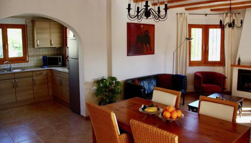 Peaceful Villa with Private Pool - Photo 3