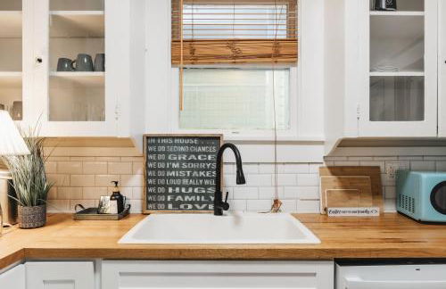 Holiday Group Winter Retreat at 4BR Victorian Home in UT Campus& Downtown - Foto 19