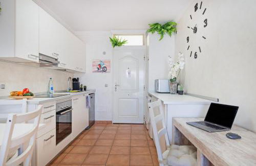 Cozy 2BR Retreat With Big Terrace, Peaceful Stay Minutes Away From the Beach - Foto 8