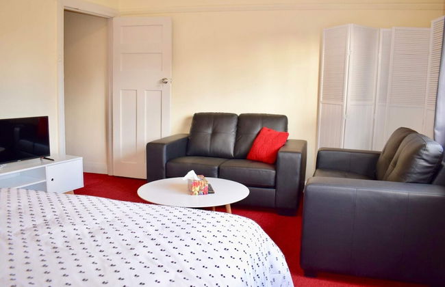 Comfortable 3 Bedroom Apartment In Trendy Haberfield - Photo 8