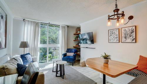 Cute 1 bedroom unit located in Condo Hotel in the heart of Coconut Grove Free Parking - Foto 2