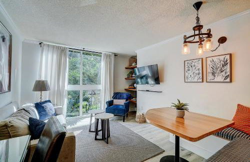 Cute 1 bedroom unit located in Condo Hotel in the heart of Coconut Grove Free Parking - Foto 2