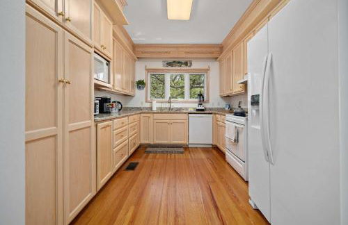 Secluded Waterfront Retreat for 23 - Dock Pets OK - Photo 68