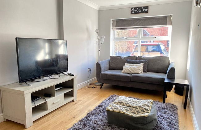 4-bed House With Private Garden in Barnsley! - Photo 21