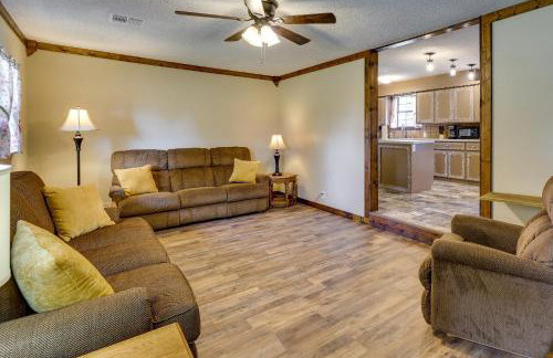 9 Mi to Grove: Home w/ Fire Pit in Southwest City - Foto 5