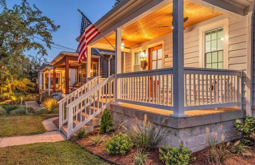 Fully Furnished Bungalow with Deck Near City Center - Foto 34