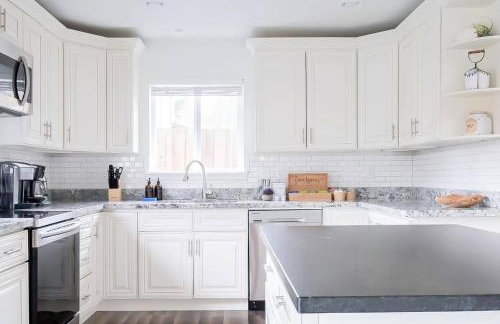 Stylish Modern Farmhouse wYard 10 mins from DT - Foto 54