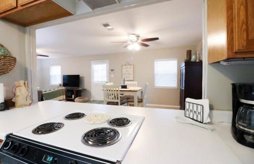 SUNNY DAZE Walk to Beach 2 Decks Pet Friendly Has a Mini Bar - Foto 8