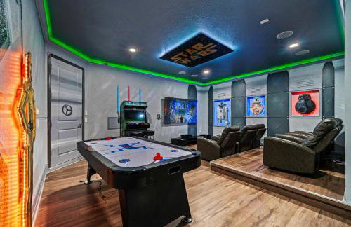 Epic Playhouse Getaway - Castle & Superhero Bunks Theater Private Pool No Rear Neighbors - Foto 46