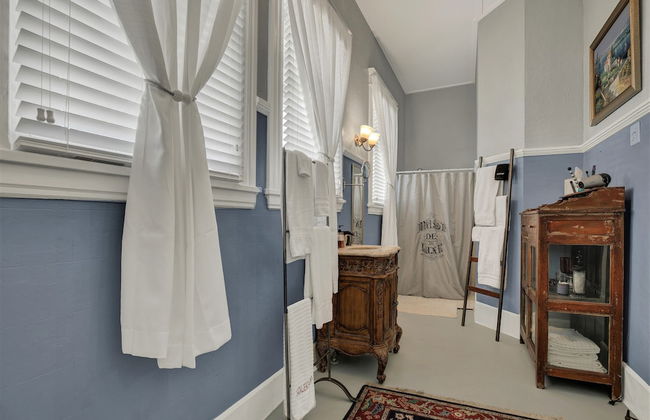 Beautiful and Unique Home With Fireplace and Pool! - Photo 8