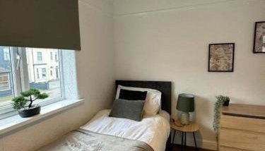 Spacious 4Bedroom House in Warrington - Sleeps 8 - Foto 2