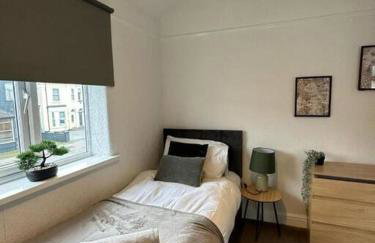 Spacious 4Bedroom House in Warrington - Sleeps 8 - Foto 2