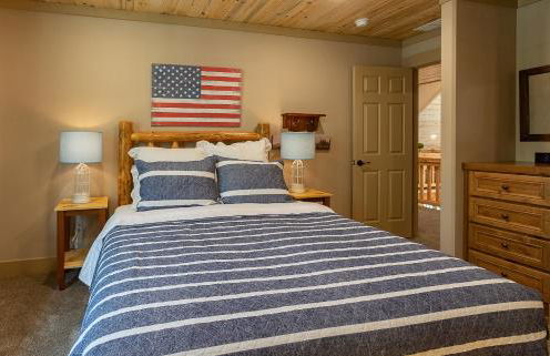 Uncle Chris Cabin by KABINO Air Conditioning Smart TVs Chefs Kitchen Spacious WiFi Grill Bills Island Reservoir Fishing - Foto 39