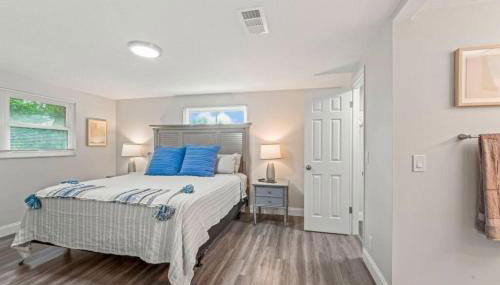 Oversized 4bed + Converted Bedroom, HEATED Pool + Hot Tub - Photo 5