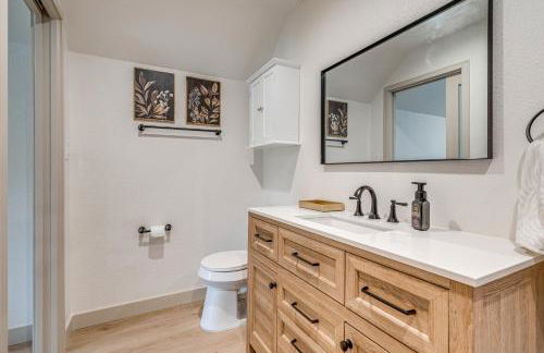 Scenic View! Lake Travis Cabin Near Pools and Marina - Foto 25