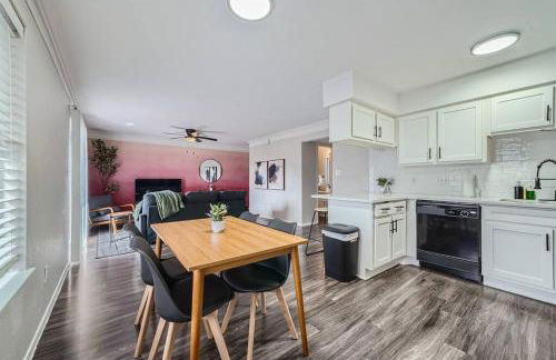 Your Modern 2B Getaway - W/D, Pool, Prkg - 10min to DTWN - Foto 31