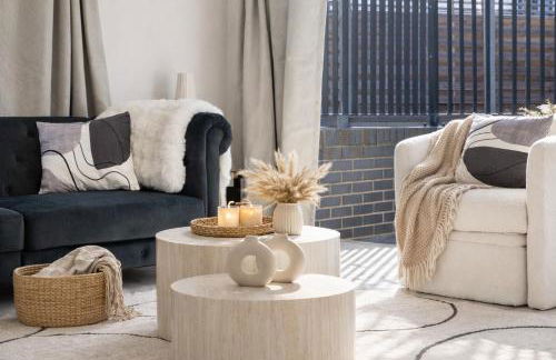 Exquisite 4BR Designer Home with Smart Features, Free Parking & SkyStream - Sleeps Up To 10 in Gerrards Cross SL9 - Photo 30