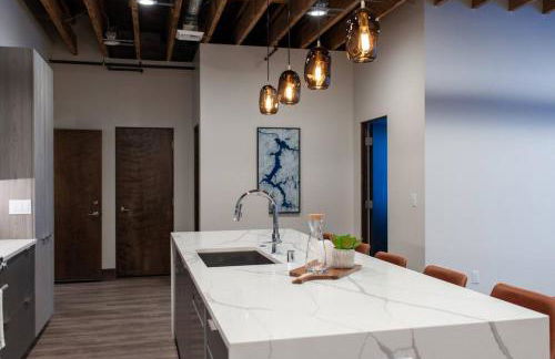 Walkable Downtown Loft with King Bed & Self Check in - Foto 22