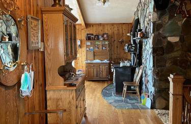 Charming Riverfront Guest House with Deck Overlooking Madison River, Near Ennis, Montana - Foto 14