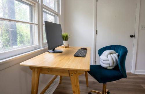 Retro Retreat: 1br home w/ WFH desk, livingroom, and fire pit - Foto 36