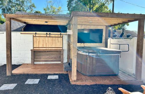 Large Five Bedroom house with outdoor patio with Jacuzzi and television! - Foto 32