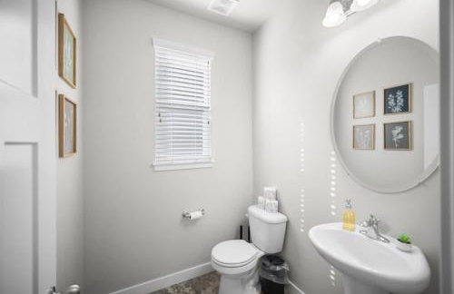 Charming Family Stay w Arcade Theatre Ski Haven Walking trails and river walk in backyard - Foto 23