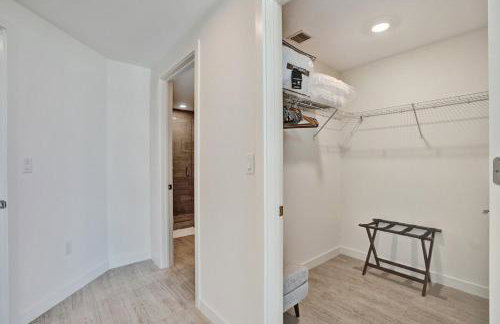 Luxury 2 Bedroom Corner Condo Walk to Design District, Infinity pool with Bay and City views, Gym, Free Parking Spot - Foto 13