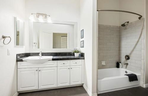 Ultimate LA Vacation 2BR w Pool Above Shops - Foto 12