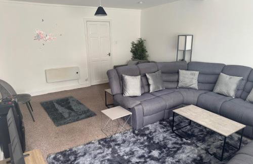 Comfortable 2-Bed Flat Balcony Near Airport - Photo 15