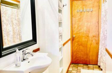 Unforgettable 4 bedroom 3 bath waterfront cabin - Photo 8