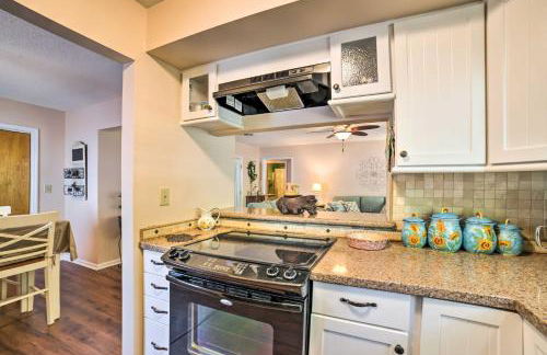 Oak Island Home with Fenced Yard, Walk to Long Beach - Foto 12