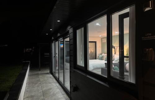 Little Woodlands Chalet with Private Garden & Hot Tub - Foto 28