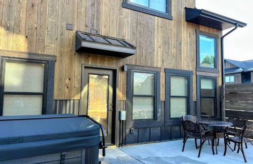 Peaks & Pines Modern Gem, 2 Kings, Bunks, Hot Tub, Walkable, Kid's Cove - Foto 56