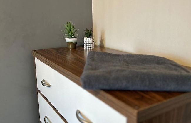 Private 5 bedroom Whole House - Photo 16