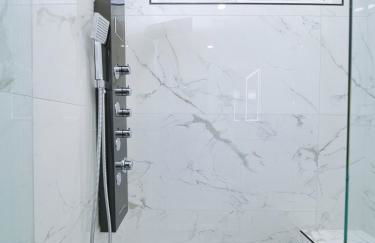 Renovated 5 Bd 3 Ba AC Private Deck Lawn - Foto 69